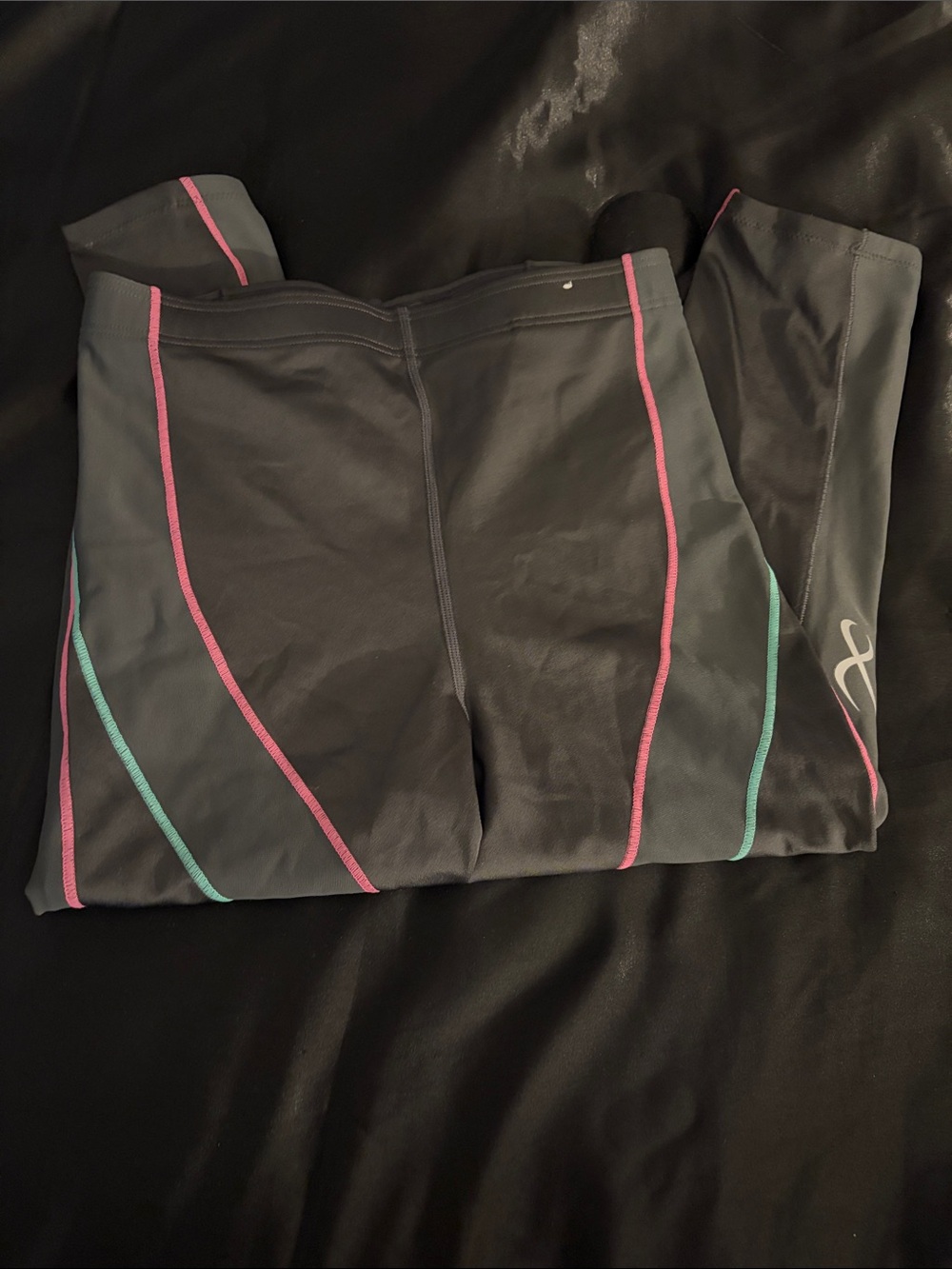 CW-X Stabilyx Compression Tights featuring characteristic contrasting seam tape